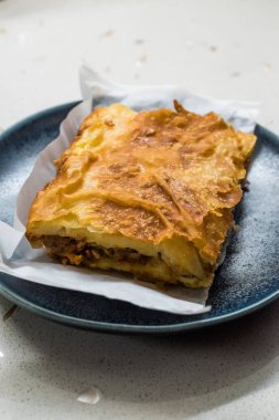 Kıymalı Türk Borek ve Tahta Tahta Tahtada Kağıt. Geleneksel Yemek.