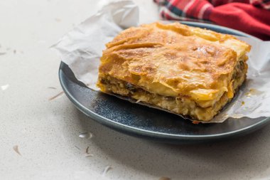 Kıymalı Türk Borek ve Tahta Tahta Tahtada Kağıt. Geleneksel Yemek.