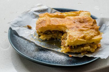 Tahta Tahta Tahta / Burek artıklarıyla Türk Borek 'ini kıyma ve pırasa ile ısırdı. Geleneksel Tabak.