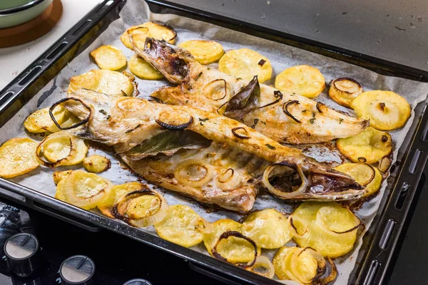 Fillet of Sea Bass la gratar cu cartofi și ceapă în tavă de copt cu cuptor. Alimente ecologice. Fructe de mare . — Fotografie, imagine de stoc