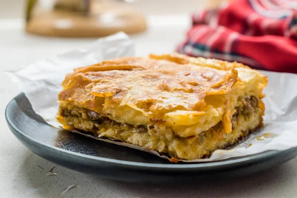 Kıymalı Türk Borek ve Tahta Tahta Tahtada Kağıt. Geleneksel Yemek. — Stok fotoğraf