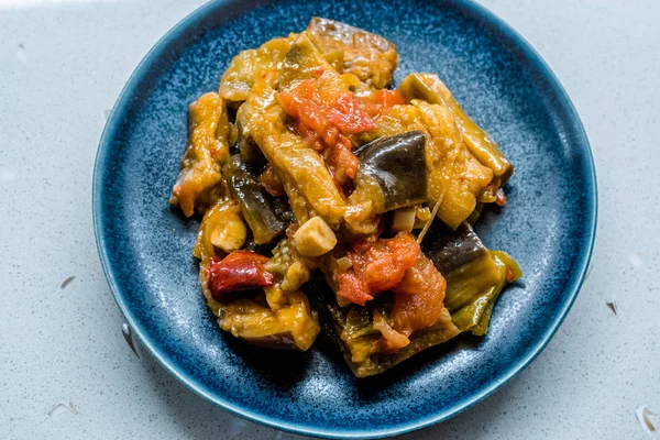 Türkisches Essen Saksuka mit Auberginen mit Tomaten und Olivenöl. — Stockfoto