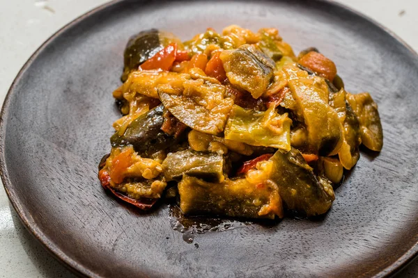Турецкая пищевая саксука с баклажанами с помидорами и оливковым маслом. — стоковое фото