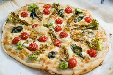 Kabak çiçekli, sebzeli ve kiraz domatesli gerçek İtalyan pizzası. Geleneksel Organik Gıda.