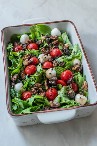 Ev yapımı Arugula Rucola / Rocket Leaves Salad with Cheese Balls, Walnut, Black Cumin Toeds and Cherry Domatesleri. Organik Taze Yiyecek. — Stok fotoğraf