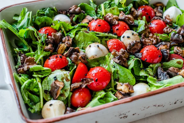 Ev yapımı Arugula Rucola / Rocket Leaves Salad with Cheese Balls, Walnut, Black Cumin Toeds and Cherry Domatesleri. Organik Taze Yiyecek. — Stok fotoğraf