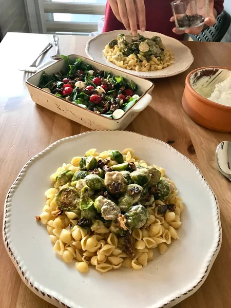 Conchiglie / Conchiglioni Homemade Pasta with Brussel Sprouts and Salad on Wooden Table. Ready to Eat. Organic Traditional Food. — Stock Photo, Image