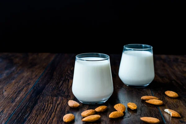 Миндальное молоко в стеклянных чашках с миндалем и ткань ткани . — стоковое фото