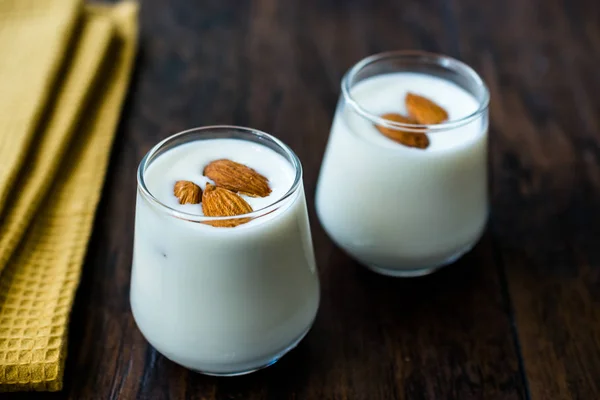 Migdałowy shake mleczny / shake mleczny w szklanym pucharze — Zdjęcie stockowe