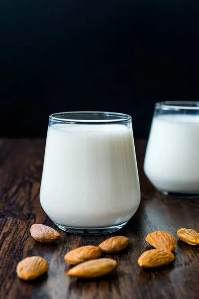 Миндальное молоко в стеклянных чашках с миндалем и ткань ткани . — стоковое фото