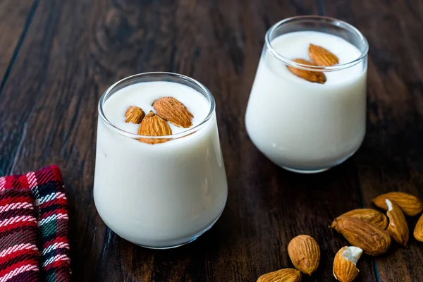 Smoothie au lait d'amande / milk-shake dans une tasse en verre — Photo