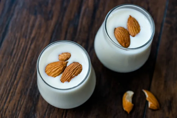 Mandelmilch Smoothie Shake / Milchshake im Glasbecher — Stockfoto