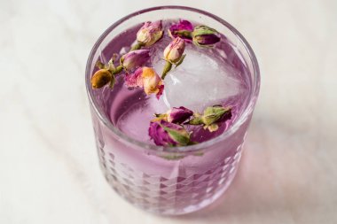 Kurumuş Gül Tomurcukları ve Buzlu Cam Kupa Pembe Cin Tonik Kokteyli.