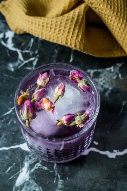 Kurumuş Gül Tomurcukları ve Buzlu Cam Kupa Pembe Cin Tonik Kokteyli.