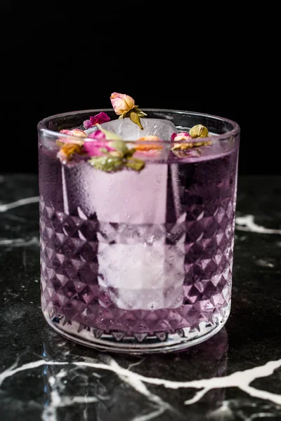 Rosa Gin Tonic Cocktail med torkade rosenknoppar och is i Glass Cup. — Stockfoto