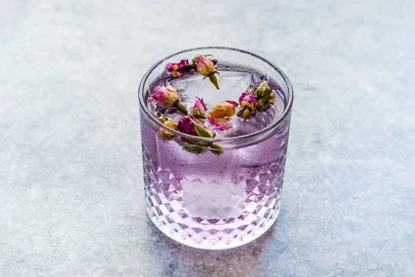 Pink Gin Tonic Cocktail with Dried Rose Buds and Ice in Glass Cup. — Stock Photo, Image