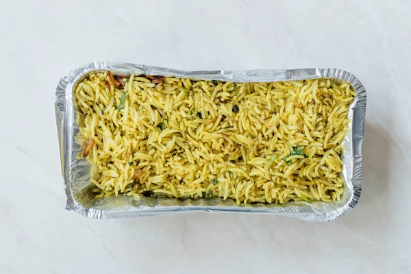 Take Away Indian Food Yellow Curry Jeera Zira Rice Basmati Pilaf or Pilav in Plastic Container Package / Box Традиційна органічна їжа. — стокове фото