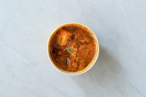 Zum mitnehmen indisches Essen Paneer Butter Tikka Masala / Käsecurry in Plastikverpackung / Behälter. traditionelle biologische Lebensmittel. — Stockfoto