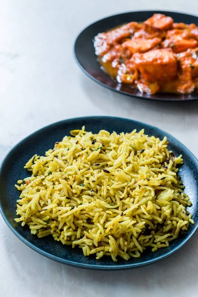 Indisches Essen jeera zira Reis Basmati Pilaf oder Pilav mit Paneer Butter Tikka Masala / Käse-Hüttencurry. Bio-Lebensmittel. — Stockfoto