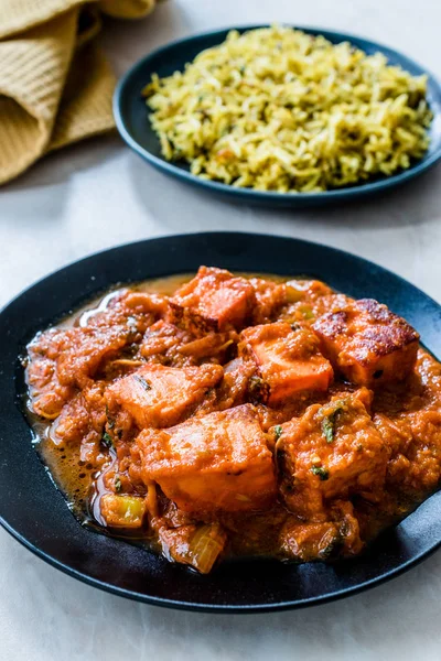 Indisches Essen Paneer Butter Tikka Masala / Käsecurry und jeera zira Reis Basmati Pilaf oder Pilav. Bio-Lebensmittel. — Stockfoto