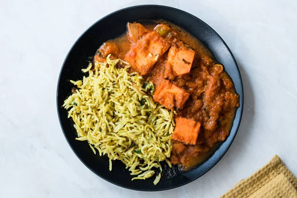 Indian Food Paneer Butter Tikka Masala / Cheese Cottage Curry i Jeera Zira Rice Basmati Pilaf lub Pilav. Żywność ekologiczna. — Zdjęcie stockowe