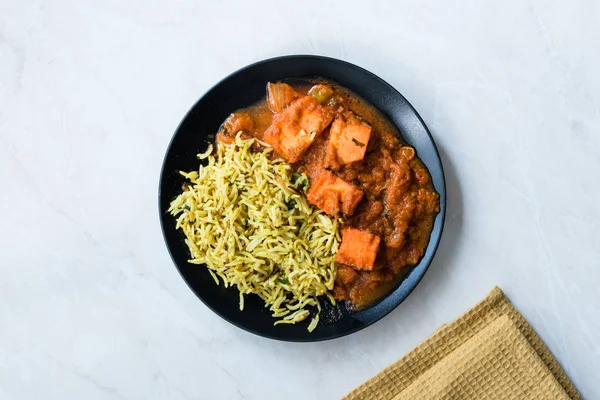 Indian Food Paneer Butter Tikka Masala / Cheese Cottage Curry i Jeera Zira Rice Basmati Pilaf lub Pilav. Żywność ekologiczna. — Zdjęcie stockowe