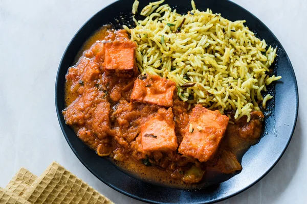 Indiai étel Paneer vaj Tikka Masala / Sajt Cottage Curry és Jeera Zira Rice Basmati Pilaf vagy Pilav. Bioélelmiszerek. — Stock Fotó