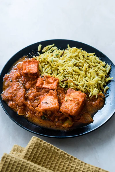 Nourriture indienne Paneer Butter Tikka Masala / Cheese Cottage Curry et Jeera Zira Riz Basmati Pilaf ou Pilav. Aliments biologiques . — Photo