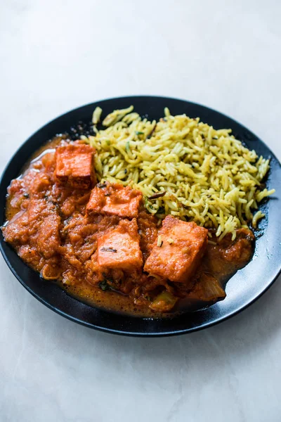 Indisches Essen Paneer Butter Tikka Masala / Käsecurry und jeera zira Reis Basmati Pilaf oder Pilav. Bio-Lebensmittel. — Stockfoto