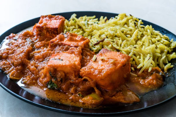 Indisches Essen Paneer Butter Tikka Masala / Käsecurry und jeera zira Reis Basmati Pilaf oder Pilav. Bio-Lebensmittel. — Stockfoto