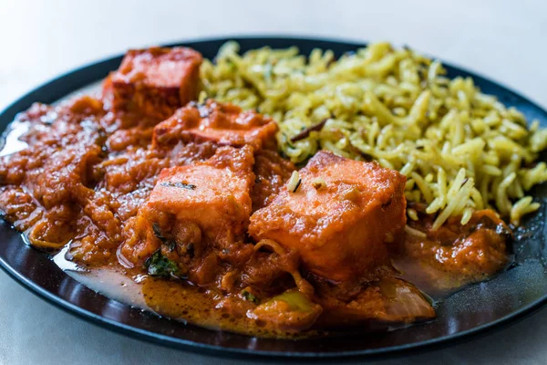 Indisches Essen Paneer Butter Tikka Masala / Käsecurry und jeera zira Reis Basmati Pilaf oder Pilav. Bio-Lebensmittel. — Stockfoto