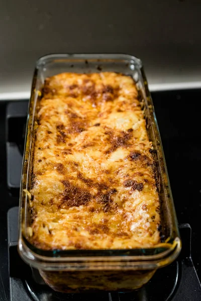 Domácí tradiční italské masové lasagne v obdélníkové skleněné míse připravené k podávání a jíst. — Stock fotografie