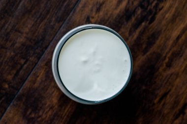 İçmeye hazır organik Probiyotik Süt Kefir Yoğurdu.