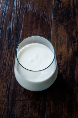 İçmeye hazır organik Probiyotik Kefir Yoğurdu. Geleneksel Sağlıklı İçecek.