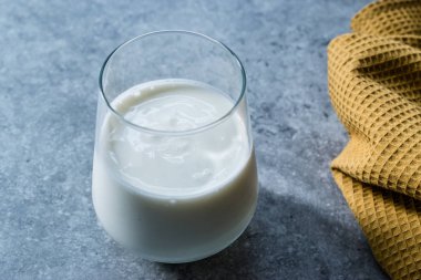 İçmeye hazır organik Probiyotik Kefir Yoğurdu. Geleneksel Sağlıklı İçecek.