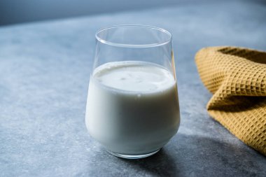 İçmeye hazır organik Probiyotik Kefir Yoğurdu. Geleneksel Sağlıklı İçecek.