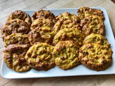 Türkçe / Geleneksel Türkçe, Tabakta Köri ve Dill ile Yunan Kabağı Yemekleri. Organik Sağlıklı Yemek.