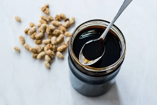 Turkish Mulberry Confiture Molasses Pekmez and Mulberries. — стокове фото