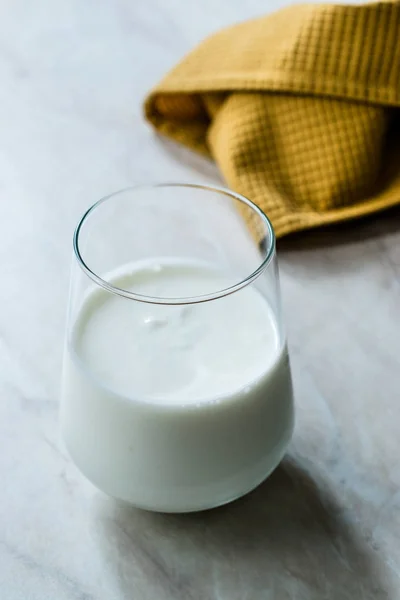 玻璃杯中的有机益生菌牛奶Kefir酸奶即将饮用. — 图库照片