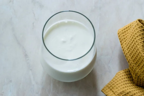 Iogurte de Kefir de leite probiótico orgânico em copo de vidro pronto para beber . — Fotografia de Stock