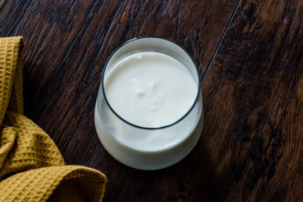 Organické probiotické mléko kefír jogurt ve skleněném poháru připraven k pití. — Stock fotografie