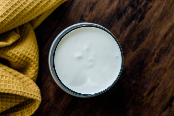 Органическое пробиотическое молоко Кефир Йогурт в стеклянной чашке . — стоковое фото