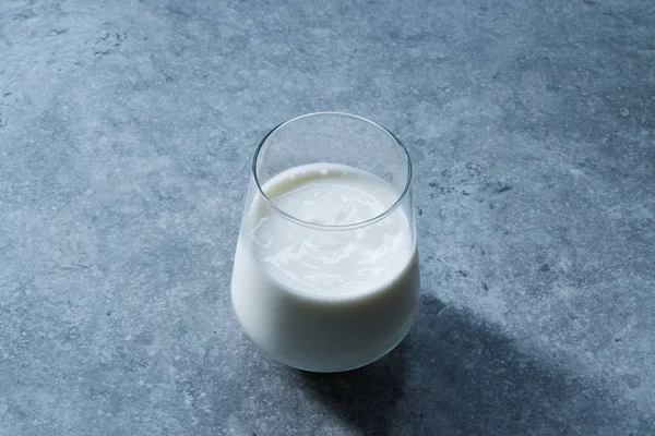 Yogourt au kéfir de lait probiotique biologique dans une tasse en verre prête à boire. Boisson santé traditionnelle . — Photo