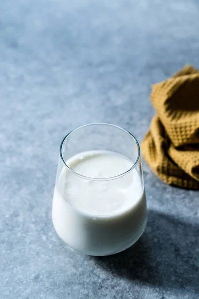 Latte probiotico biologico Kefir Yogurt in tazza di vetro Pronto da bere. Bevanda salutare tradizionale . — Foto Stock