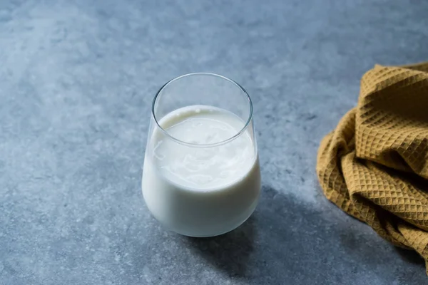 Organické probiotické mléko Kefír jogurt ve skleněném poháru připraven k pití. Tradiční zdravé nápoje. — Stock fotografie