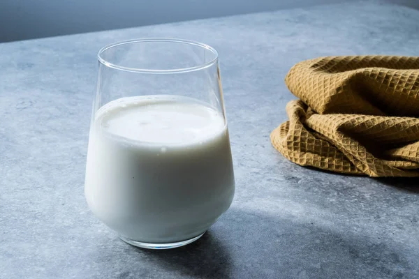 Yogur de kéfir de leche probiótica orgánica en taza de vidrio listo para beber. Bebida saludable tradicional . — Foto de Stock