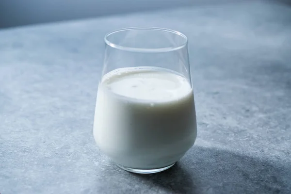 Biologische Probiotische melk Kefir yoghurt in glazen beker Klaar om te drinken. Traditionele gezonde drank. — Stockfoto