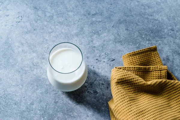 Βιολογικό Προβιοτικό Γάλα Kefir Γιαούρτι σε γυάλινο κύπελλο έτοιμο για κατανάλωση. Παραδοσιακό ρόφημα Χίλι. — Φωτογραφία Αρχείου