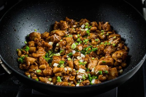 Курица Кунг Пао с арахисом, перцем, соевым соусом, зеленым шивом и овощами в Вок Пане. Традиционная еда . — стоковое фото