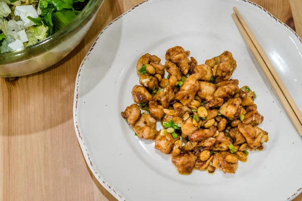 Homemade Kung Pao Chicken with Peanuts, Peppers, Soy Sauce, Green Chives and Veggies. Традиційна їжа. — стокове фото